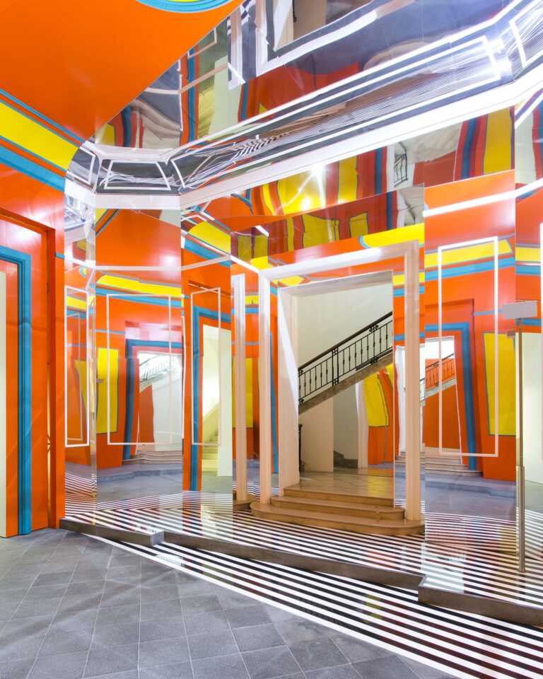 Daniel Buren, Axer - Désaxer, Madre, Napoli 2015 - courtesy Fondazione Donnaregina per le arti contemporanee, Napoli - photo © Amedeo Benestante