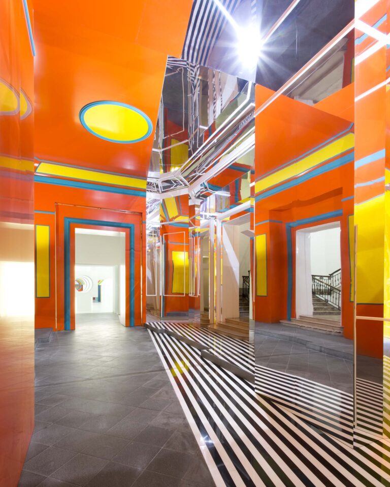 Daniel Buren, Axer - Désaxer, Madre, Napoli 2015 - courtesy Fondazione Donnaregina per le arti contemporanee, Napoli - photo © Amedeo Benestante