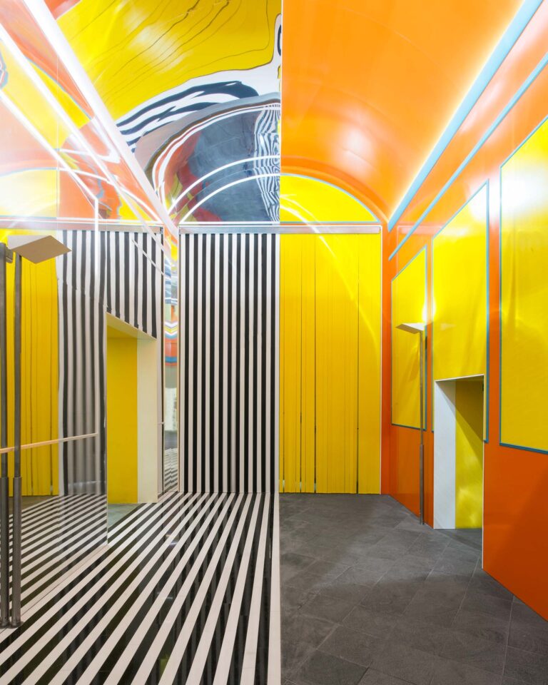 Daniel Buren, Axer - Désaxer, Madre, Napoli 2015 - courtesy Fondazione Donnaregina per le arti contemporanee, Napoli - photo © Amedeo Benestante