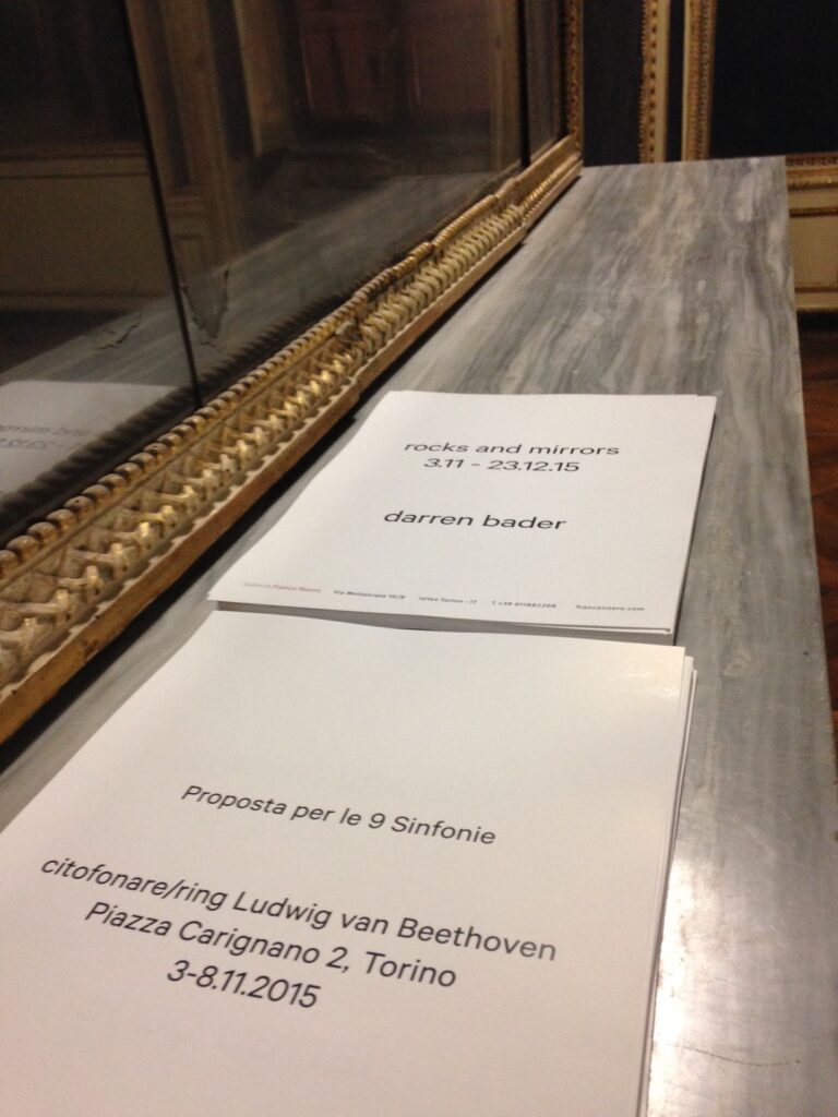 Darren Bader Proposta per le 9 Sinfonie Piazza Carignano 2 Torino 3 Torino Updates: 9 stanze per 9 Sinfonie di Beethoven. È l’opera sonora di Darren Bader in un palazzo del ‘700. Con una personale anche da Franco Noero. Ecco il video…