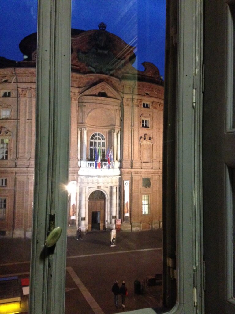 Torino Updates: 9 stanze per 9 Sinfonie di Beethoven. È l’opera sonora di Darren Bader in un palazzo del ‘700. Con una personale anche da Franco Noero. Ecco il video…