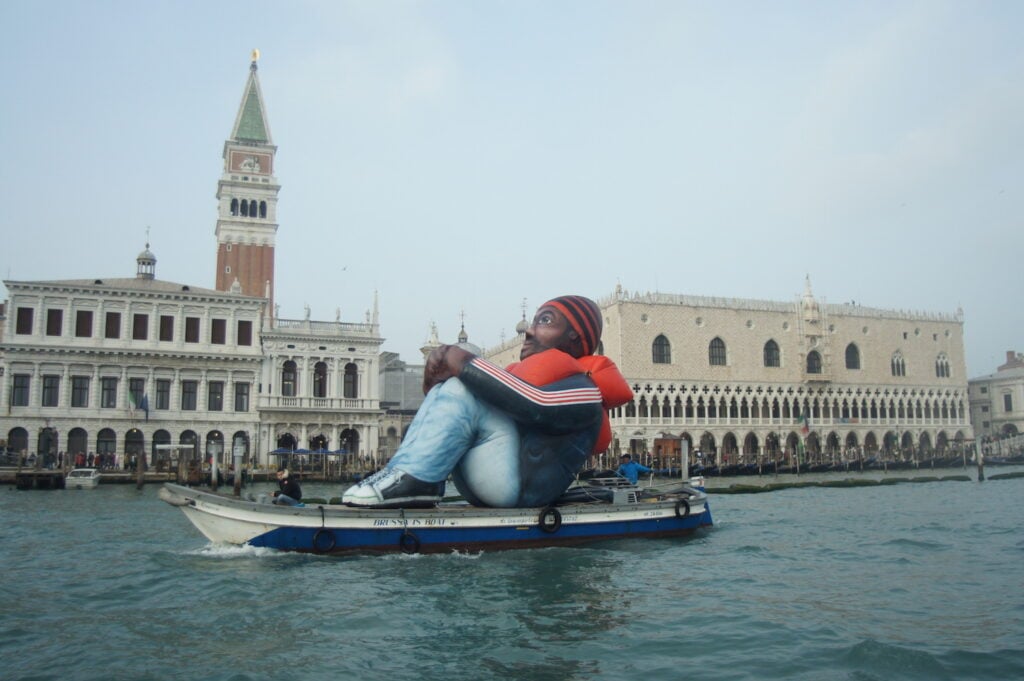 Un enorme profugo gonfiabile gira per i canali di Venezia. Gli artisti belgi Dirk Schellekens e Bart Peleman invitano a riflettere sulla dimensione umana dell’emergenza rifugiati: ecco le immagini