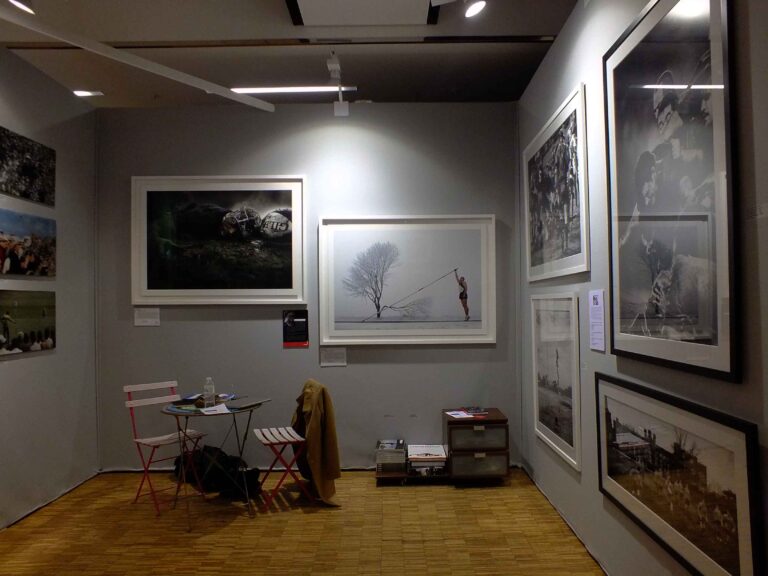 Fotofever Carrousel du Louvre 2015 foto Silvia Neri 08 La Parigi che non si arrende. Ecco le immagini di Fotofever, la coraggiosa fiera che ha scelto di rimanere aperta per non inchinarsi al terrore