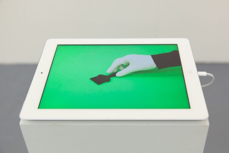 Giacomo Raffaelli, Untitled (Interfaces), 2014 – video HD su Apple iPad, colore, 8’12’’, loop –Courtesy l’artista