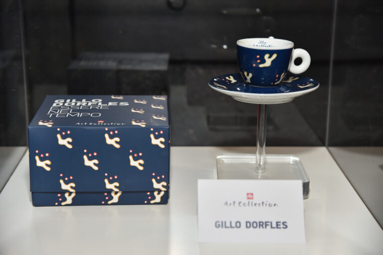 Gillo Dorfles illy Art Collection al MACRO Roma Gillo Dorfles firma la nuova serie di tazzine della illy Art Collection. Ispirandosi a motivi decorativi di fine anni ’30. Ecco le foto delle neo arrivate