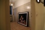 Giovane, non dimenticare – veduta della mostra presso il Condominio Tre Giardini, Monza 2015 – photo © adicorbetta