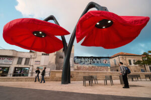 Enormi papaveri rossi fioriscono a Gerusalemme. Ecco i lampioni smart che si illuminano e fanno ombra all’occorrenza. Riqualificando una piazza della Città santa