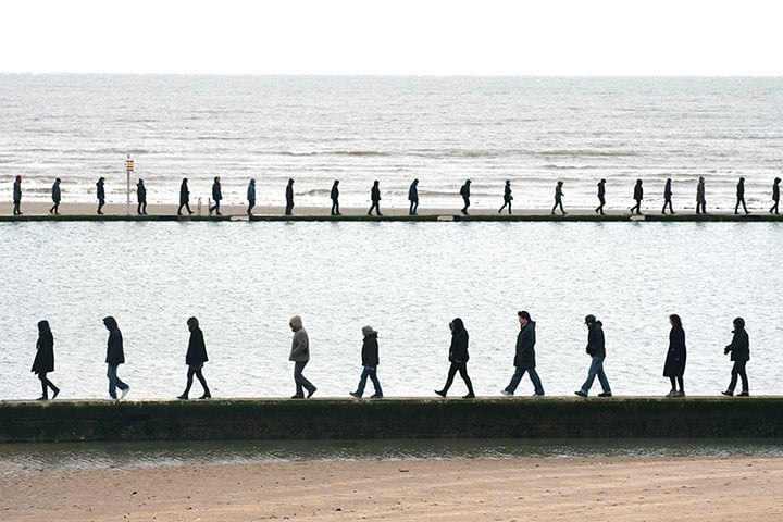 AAA cercasi camminatori ripetitivi. Protagonisti della performance di Hamish Fulton a Palazzo Ducale per l’ultimo giorno della Biennale di Venezia