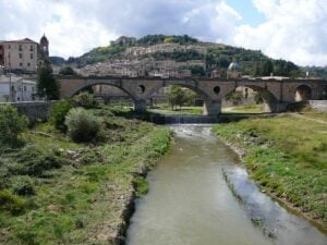 Sulle tracce del leggendario tesoro di Alarico. A Cosenza, iniziano i lavori di ricerca per riportare alla luce la tomba del re dei Goti Alarico. E le tonnellate d’oro e d’argento con cui fu seppellito