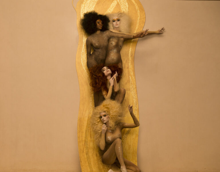 Inge Prader interpreta Klimt per Life Ball 6 I dipinti di Klimt come tableau vivant per Inge Prader. Da Life Ball, storico evento di beneficenza viennese, a una serie fotografica mozzafiato