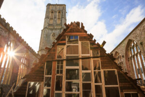 Arte contemporanea in una chiesa del Quattrocento colpita dalle bombe. Accade a Bristol. Con un nuovo spettacolare progetto di Theaster Gates