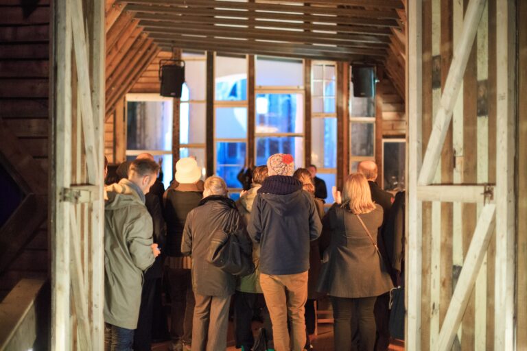 Installation shot Theaster Gates Sanctum photo Max McClure 8 Arte contemporanea in una chiesa del Quattrocento colpita dalle bombe. Accade a Bristol. Con un nuovo spettacolare progetto di Theaster Gates