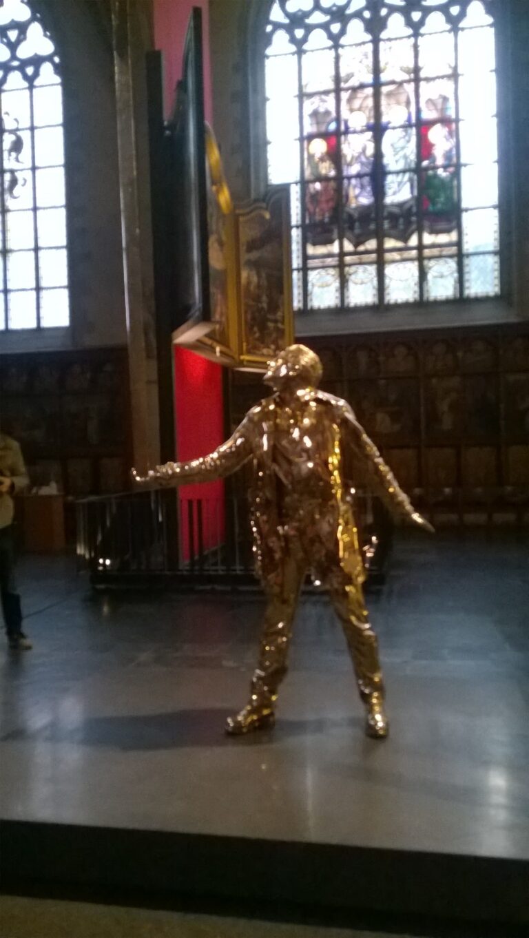 Jan Fabre Anversa 2015 03 Jan Fabre campione nel dialogo tra Chiesa e arte. Ecco le immagini della sua scultura inaugurata nella Cattedrale di Nostra Signora ad Anversa