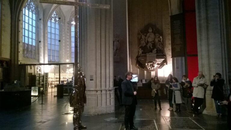 Jan Fabre Anversa 2015 05 Jan Fabre campione nel dialogo tra Chiesa e arte. Ecco le immagini della sua scultura inaugurata nella Cattedrale di Nostra Signora ad Anversa