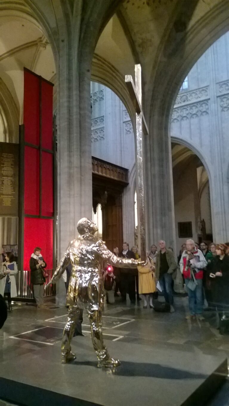 Jan Fabre Anversa 2015 06 Jan Fabre campione nel dialogo tra Chiesa e arte. Ecco le immagini della sua scultura inaugurata nella Cattedrale di Nostra Signora ad Anversa