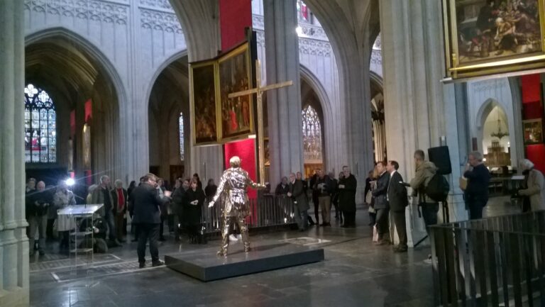 Jan Fabre Anversa 2015 07 Jan Fabre campione nel dialogo tra Chiesa e arte. Ecco le immagini della sua scultura inaugurata nella Cattedrale di Nostra Signora ad Anversa