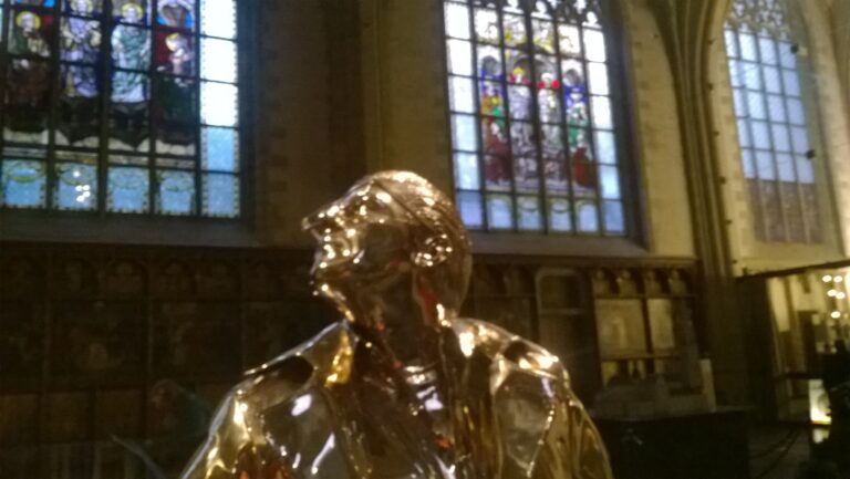 Jan Fabre Anversa 2015 09 Jan Fabre campione nel dialogo tra Chiesa e arte. Ecco le immagini della sua scultura inaugurata nella Cattedrale di Nostra Signora ad Anversa