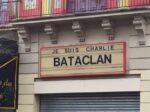 L'insegna del Bataclan, intitolata alle vittime di Charlie Hebdo