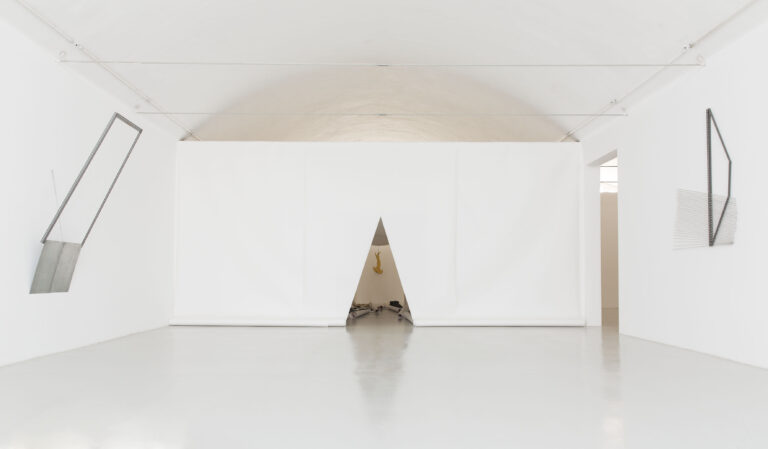 Luciano Fabro - veduta della mostra presso la Galleria Christian Stein, Pero 2015 - Courtesy Archivio Luciano e Carla Fabro & Galleria Christian Stein, Milano - photo Agostino Osio