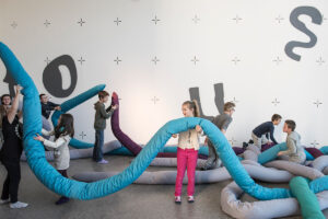Una piovra gigante invade il Museion di Bolzano. È il nuovo spazio riservato ai piccoli visitatori del museo. A progettarlo, un gruppo di studenti di design. Eccolo nella nostra fotogallery