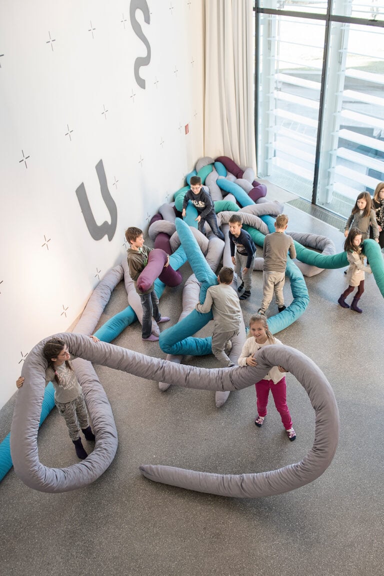 Museion Octpus Foto Luca Meneghel 4 Una piovra gigante invade il Museion di Bolzano. È il nuovo spazio riservato ai piccoli visitatori del museo. A progettarlo, un gruppo di studenti di design. Eccolo nella nostra fotogallery