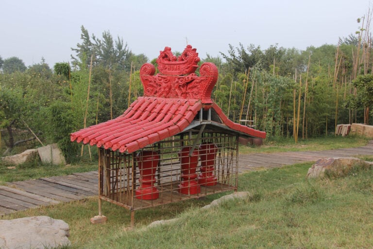 Nero, Red Home China, 2015 - vecchio pollaio modificato, terra refrattaria smaltata, fango e merda cinese