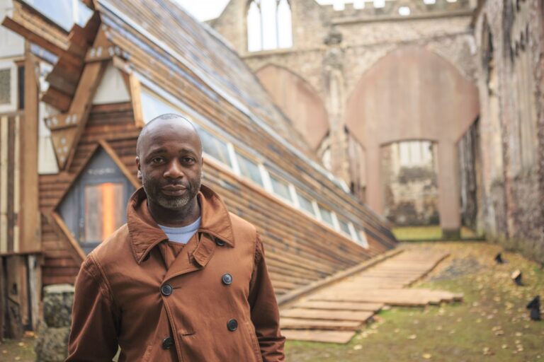 Portrait Theaster Gates Max McClure 3 Arte contemporanea in una chiesa del Quattrocento colpita dalle bombe. Accade a Bristol. Con un nuovo spettacolare progetto di Theaster Gates