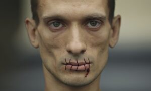 L’artista Pyotr Pavlensky di nuovo nei guai. Ennesima performance estrema anti Putin, stavolta con arresto. Incendiato il portone dei servizi segreti russi