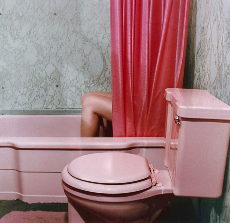 Sandy Skoglund, Knees in tub - courtesy Paci Contemporary