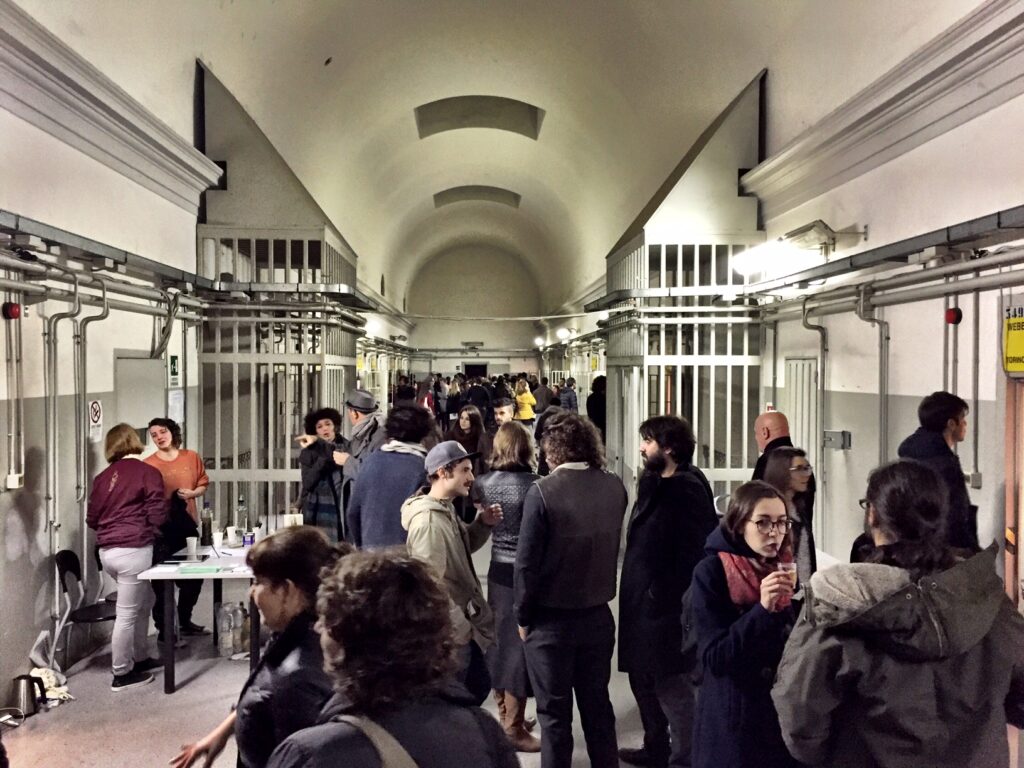Torino Updates: immagini da The Others, la fiera nell’ex carcere Le Nuove. Gallerie coraggiose e fuori dagli schemi, atmosfera frizzante fra il folto pubblico
