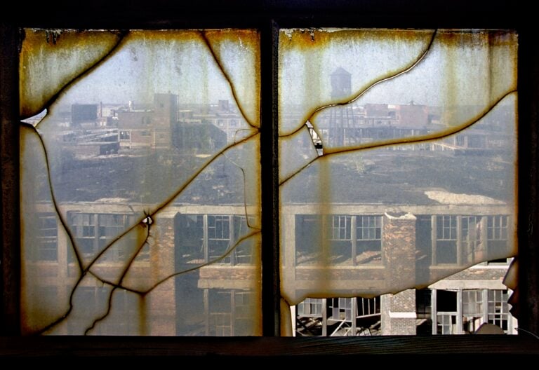 Yves Marchand e Romain Meffre, Window, Packard Motors Plant, Detroit, 2005 - Parigi, Galerie Polka - © Yves Marchand & Romain Meffre, courtesy Polka Galerie