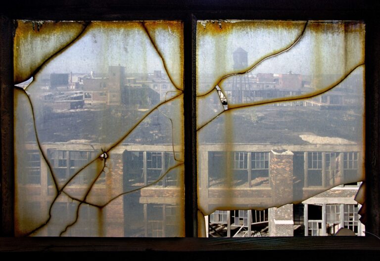 Yves Marchand e Romain Meffre, Window, Packard Motors Plant, Detroit, 2005 - Parigi, Galerie Polka - © Yves Marchand & Romain Meffre, courtesy Polka Galerie