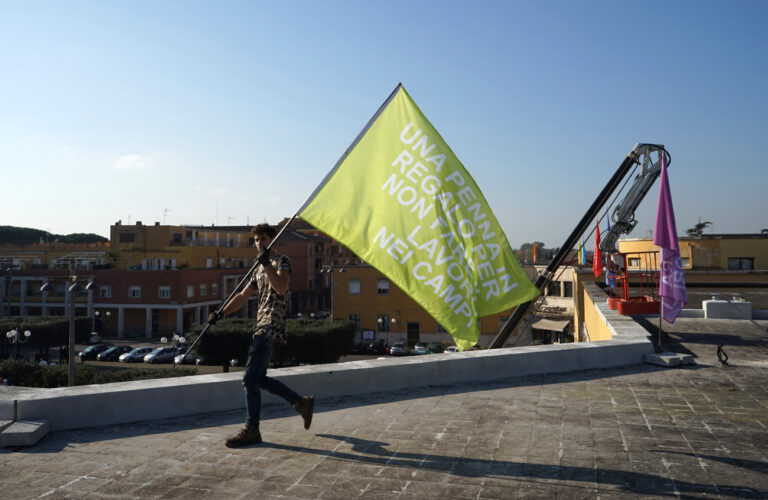 018 Bianco Valente Nuovi arrivi nuove storie Pontinia 2015 Ecco le immagini della nuova installazione ambientale di Bianco-Valente a Pontinia, nell'Agro Pontino. Bandiere al vento con le voci del coloni degli anni '30