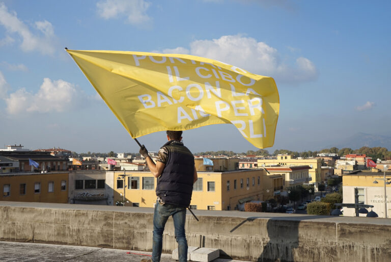 020 Bianco Valente Nuovi arrivi nuove storie Pontinia 2015 Ecco le immagini della nuova installazione ambientale di Bianco-Valente a Pontinia, nell'Agro Pontino. Bandiere al vento con le voci del coloni degli anni '30