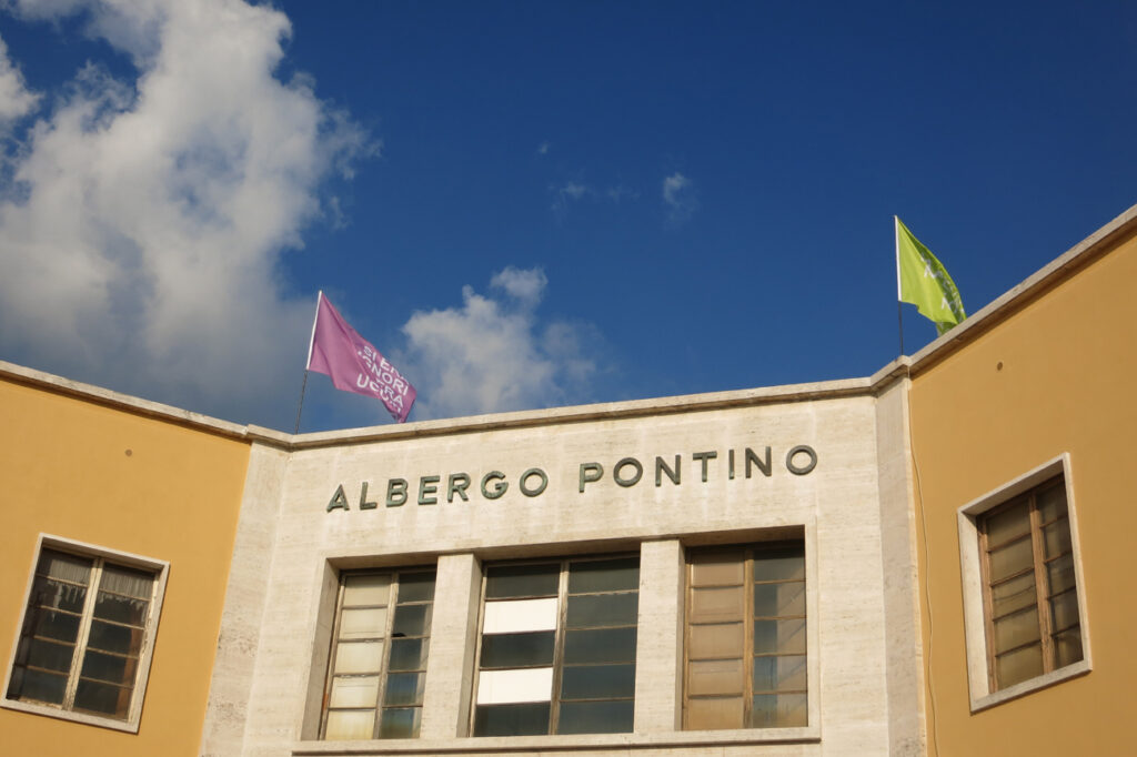 Ecco le immagini della nuova installazione ambientale di Bianco-Valente a Pontinia, nell’Agro Pontino. Bandiere al vento con le voci del coloni degli anni ’30