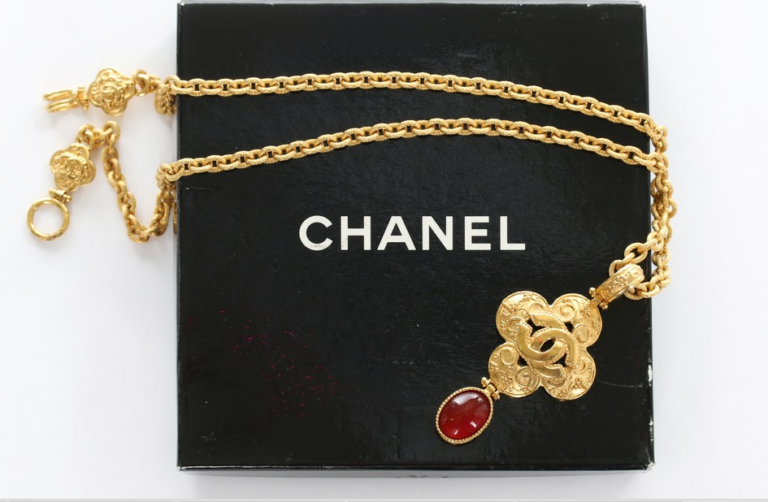 A Chanel gilt metal pendant necklace 1996 Passione vintage. L’asta di dicembre di Kerry Taylor promette meraviglie. Un tuffo dal Barocco al Novecento, collezionando Schiaparelli, Fortuny, Valentino, Hermés