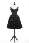 A Pierre Balmain couture embroidered cocktail dress 1955 Passione vintage. L’asta di dicembre di Kerry Taylor promette meraviglie. Un tuffo dal Barocco al Novecento, collezionando Schiaparelli, Fortuny, Valentino, Hermés