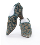 A fine and important pair of embroidered velvet ladys shoes English circa 1650 Passione vintage. L’asta di dicembre di Kerry Taylor promette meraviglie. Un tuffo dal Barocco al Novecento, collezionando Schiaparelli, Fortuny, Valentino, Hermés