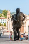 Adel Abdessemed, Coup de tête, 2012 - Piazza Duomo, Pietrasanta – photo Lucio Ghilardi