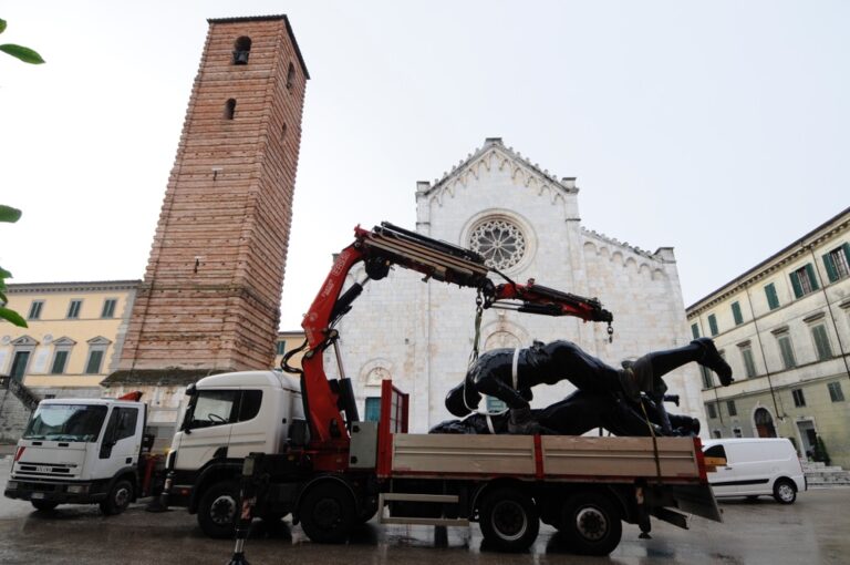 Adel Abdessemed, Coup de tête, 2012 - Piazza Duomo, Pietrasanta – photo Lucio Ghilardi - allestimento nel 2013