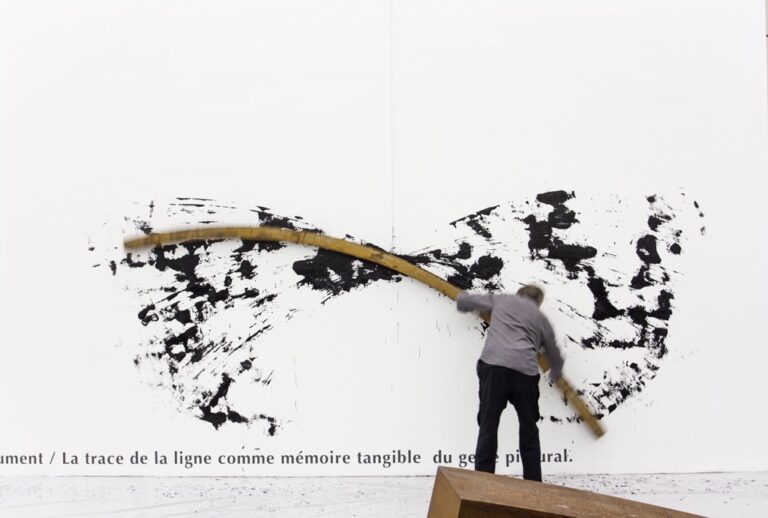 Bernar Venet - Il caos come principio sottovalutato dell'ordine - veduta della mostra presso la Galleria Giorgio Persano, Torino 2015 - performance - photo Nicola Morittu