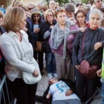 Brindisi ottobre 2012. Una donna sviene nel giardino dove da tre anni il veggente Mario DIgnazio ha unapparizione il quinto giorno di ogni mese. ©Simone Donati TerraProject Si chiama Minimum, ma non fatevi ingannare dal nome. Il 28 dicembre apre a Palermo un nuovo spazio dedicato allo studio e alla promozione della fotografia