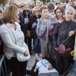 Brindisi ottobre 2012. Una donna sviene nel giardino dove da tre anni il veggente Mario DIgnazio ha unapparizione il quinto giorno di ogni mese. ©Simone Donati TerraProject Si chiama Minimum, ma non fatevi ingannare dal nome. Il 28 dicembre apre a Palermo un nuovo spazio dedicato allo studio e alla promozione della fotografia