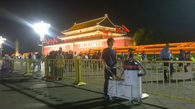 Brother Nut Dust Plan Pechino 3 Distillare lo smog e farne un mattone. La “COP21” cinese in una performance di Brother Nut a Pechino: ecco le immagini
