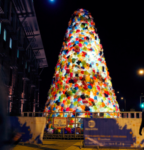 Christmas Tree creativi Presepe batte albero di Natale? Ma il Christmas Tree continua a stimolare tanti artisti, da Chiharu Shiota a Paul McCarthy: eccone una fotogallery...