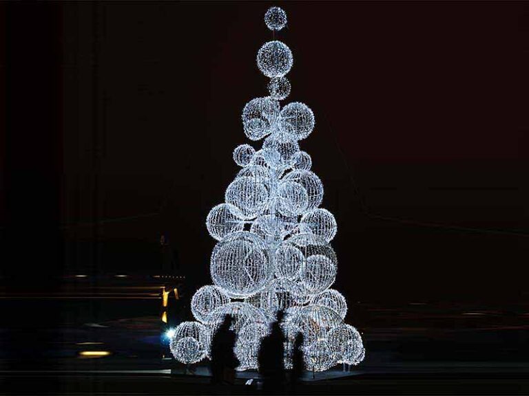 Christmas Tree creativi 3 Presepe batte albero di Natale? Ma il Christmas Tree continua a stimolare tanti artisti, da Chiharu Shiota a Paul McCarthy: eccone una fotogallery...