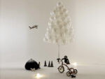 Christmas Tree creativi 7 Presepe batte albero di Natale? Ma il Christmas Tree continua a stimolare tanti artisti, da Chiharu Shiota a Paul McCarthy: eccone una fotogallery...