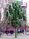 Christmas Tree semaforico Presepe batte albero di Natale? Ma il Christmas Tree continua a stimolare tanti artisti, da Chiharu Shiota a Paul McCarthy: eccone una fotogallery...