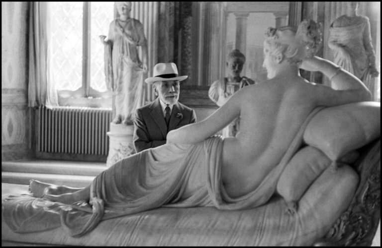 David Seymour, Bernard Berenson osserva la statua di Paolina Borghese di Antonio Canova alla Galleria Borghese di Roma. Roma, 1955 - © David Seymour - Magnum Photos