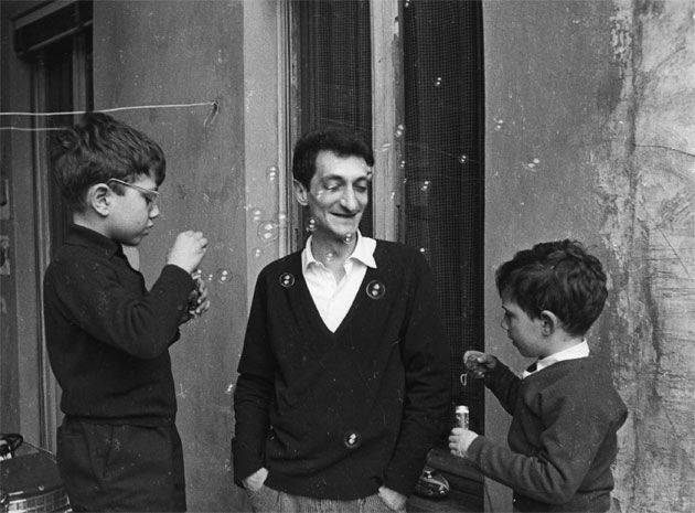 Edoardo Sanguineti immortalato da Mario Dondero Mario Dondero e la sua Leica. Immortalando il secolo breve